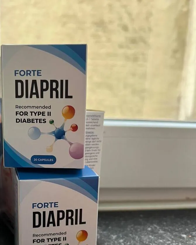 Zwei Faltschachteln Diapril Forte übereinander am Fenster